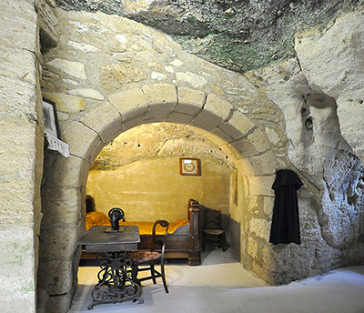 Cave dwelling house